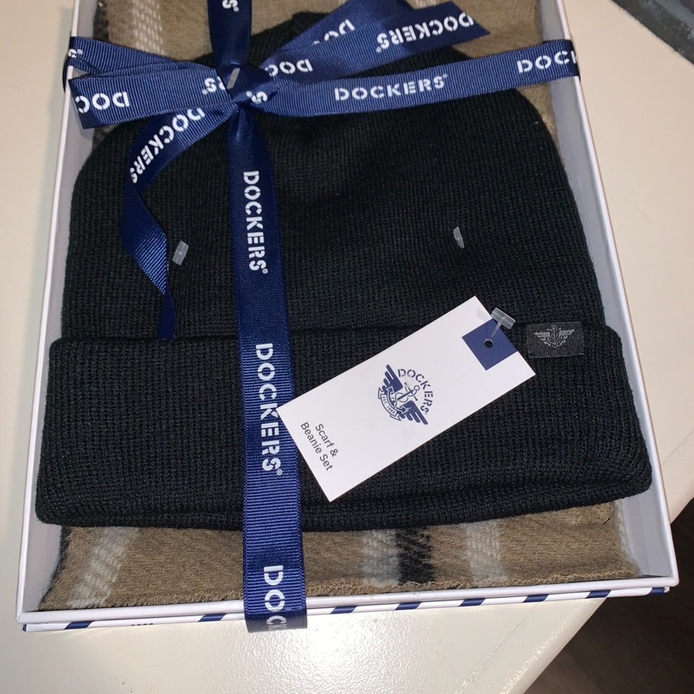 Dockers Black Beanie and Scarf Set New